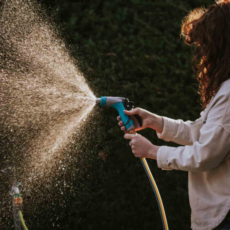 Garden hose spray nozzle